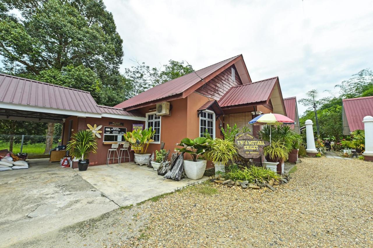 Oyo 90642 Twin Mutiara Chalet & Homestay Jeli Exterior photo